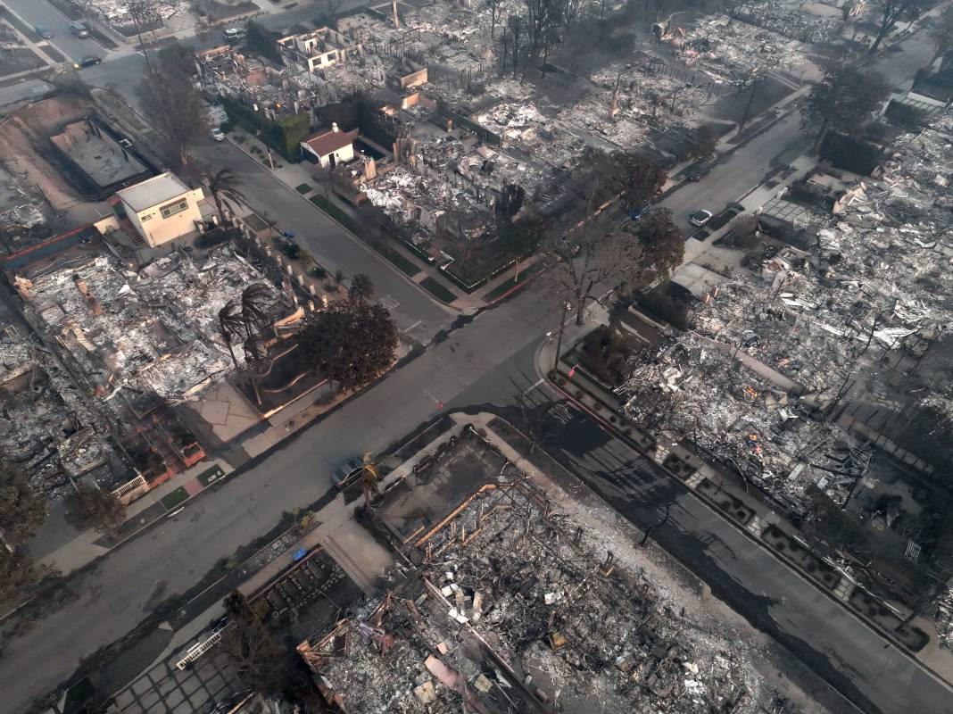 ABD cehennemi yaşıyor! Yangın felaketinde 5 ölü, 100 bin kişiye tahliye emri - Resim: 1